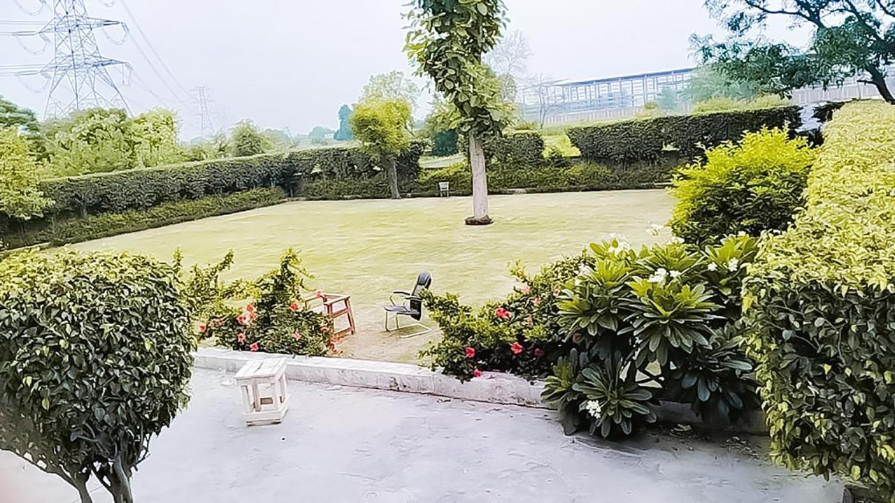 Roomshala 110 Hotel Mulaqaat - Shiv Nadar University Dadri Екстериор снимка