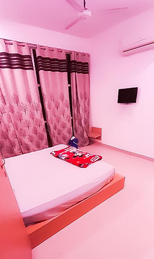 Roomshala 110 Hotel Mulaqaat - Shiv Nadar University Dadri Екстериор снимка